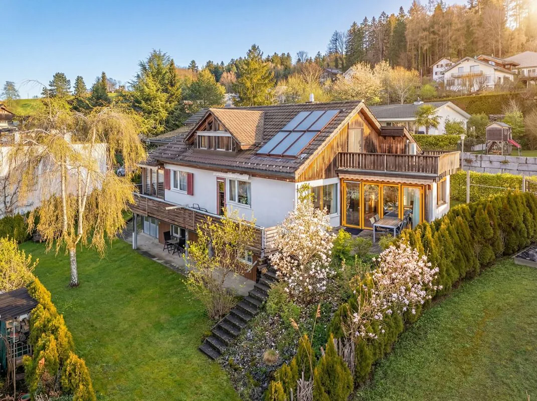 8.5-Zimmer Einfamilienhaus mit Einliegerwohnung in Rumlikon