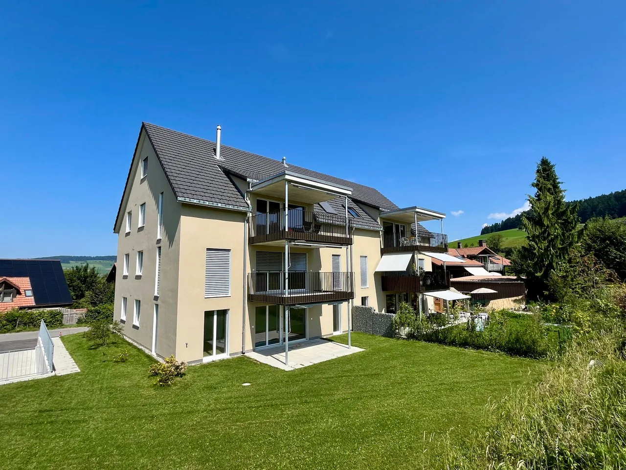 Modern 4.5-room apartment, high-quality finish, green views