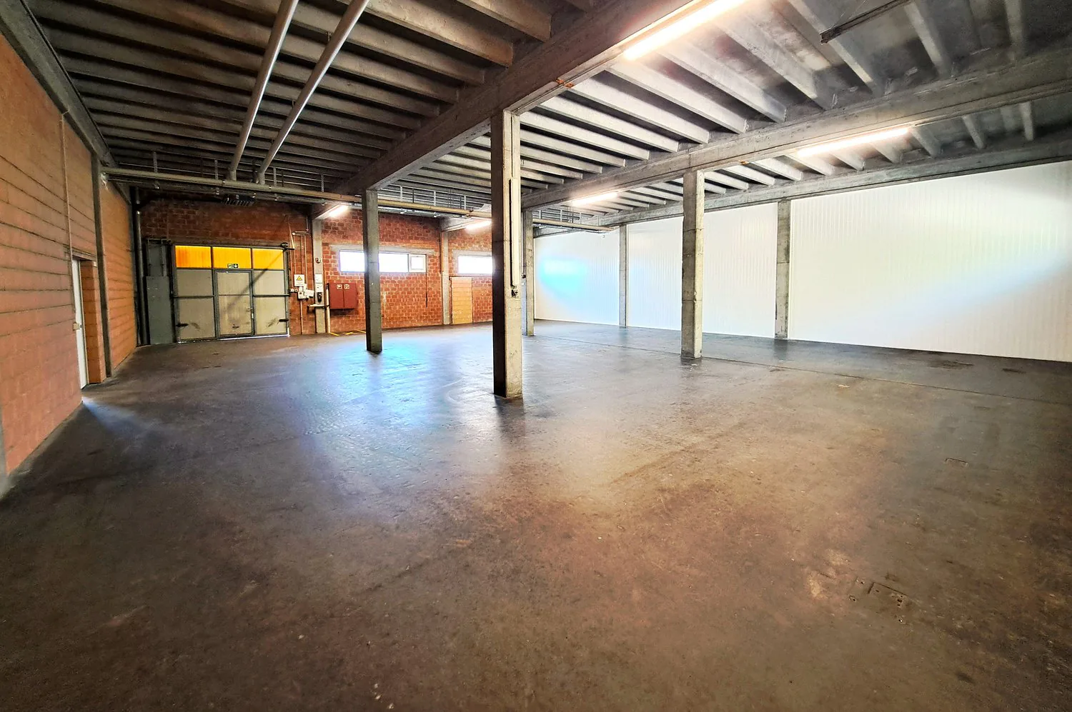 Spacious warehouse space near train station
