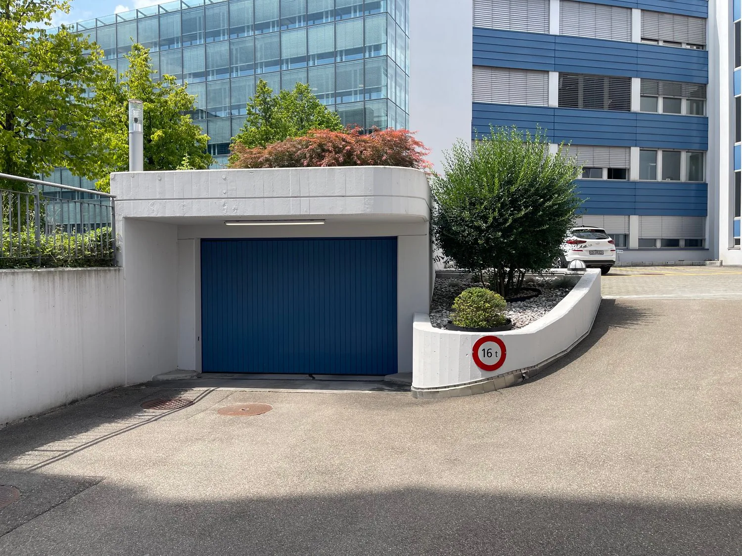 Parking space in Europa-Strasse 9 in Opfikon