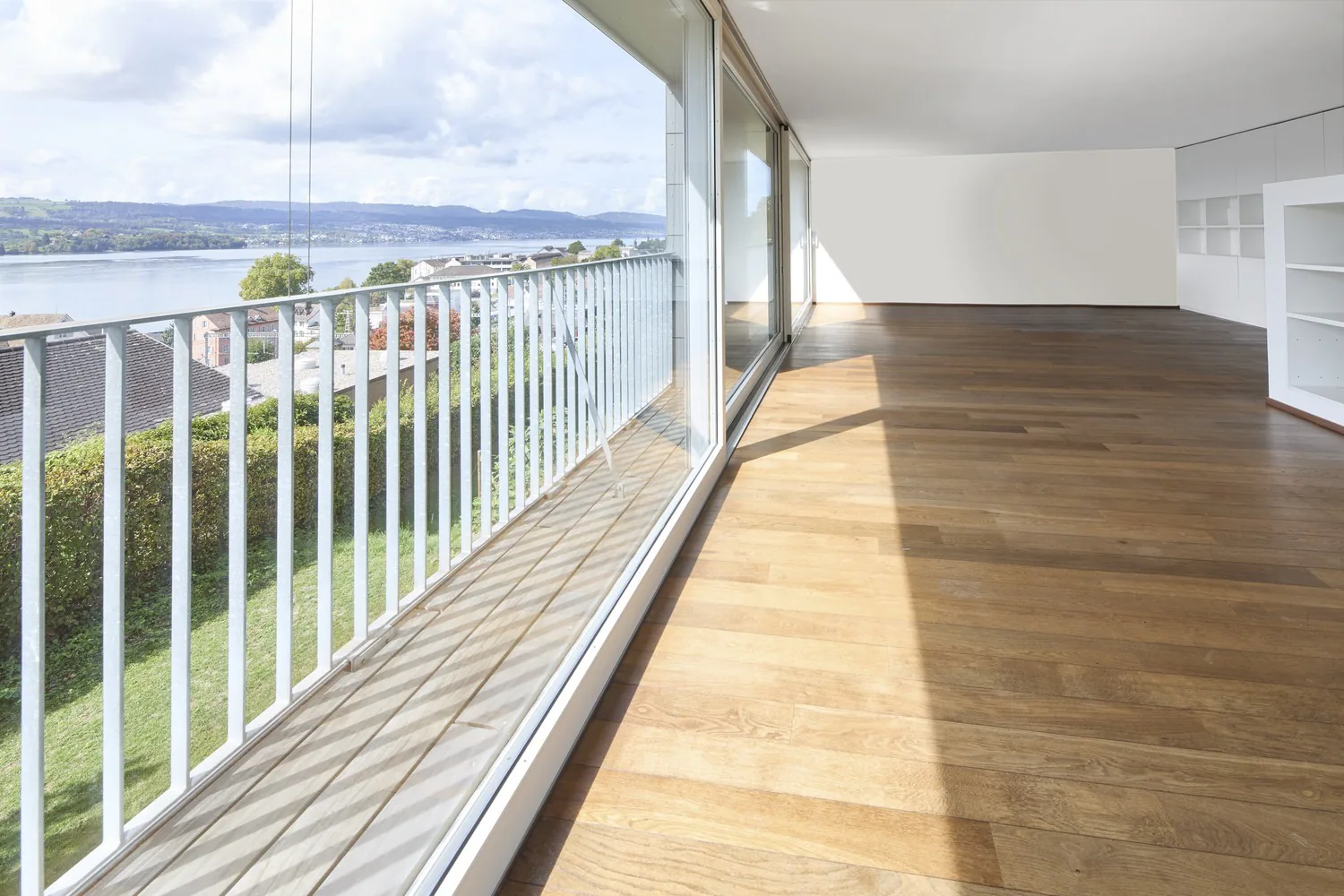 Modern semi-detached house with lake view, roof terrace, and private garden