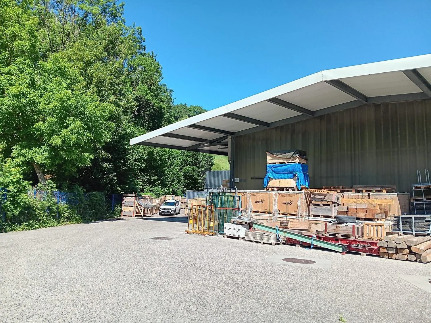 2 COLD ROOMS AND OFFICE NEAR YVERDON!