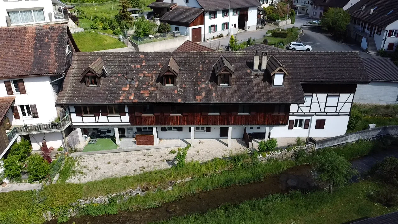 In der Nähe von Basel vollständig renoviertes Rentenhaus mit 6 Wohnungen und 7 Parkplätzen, keine Vakanz.
