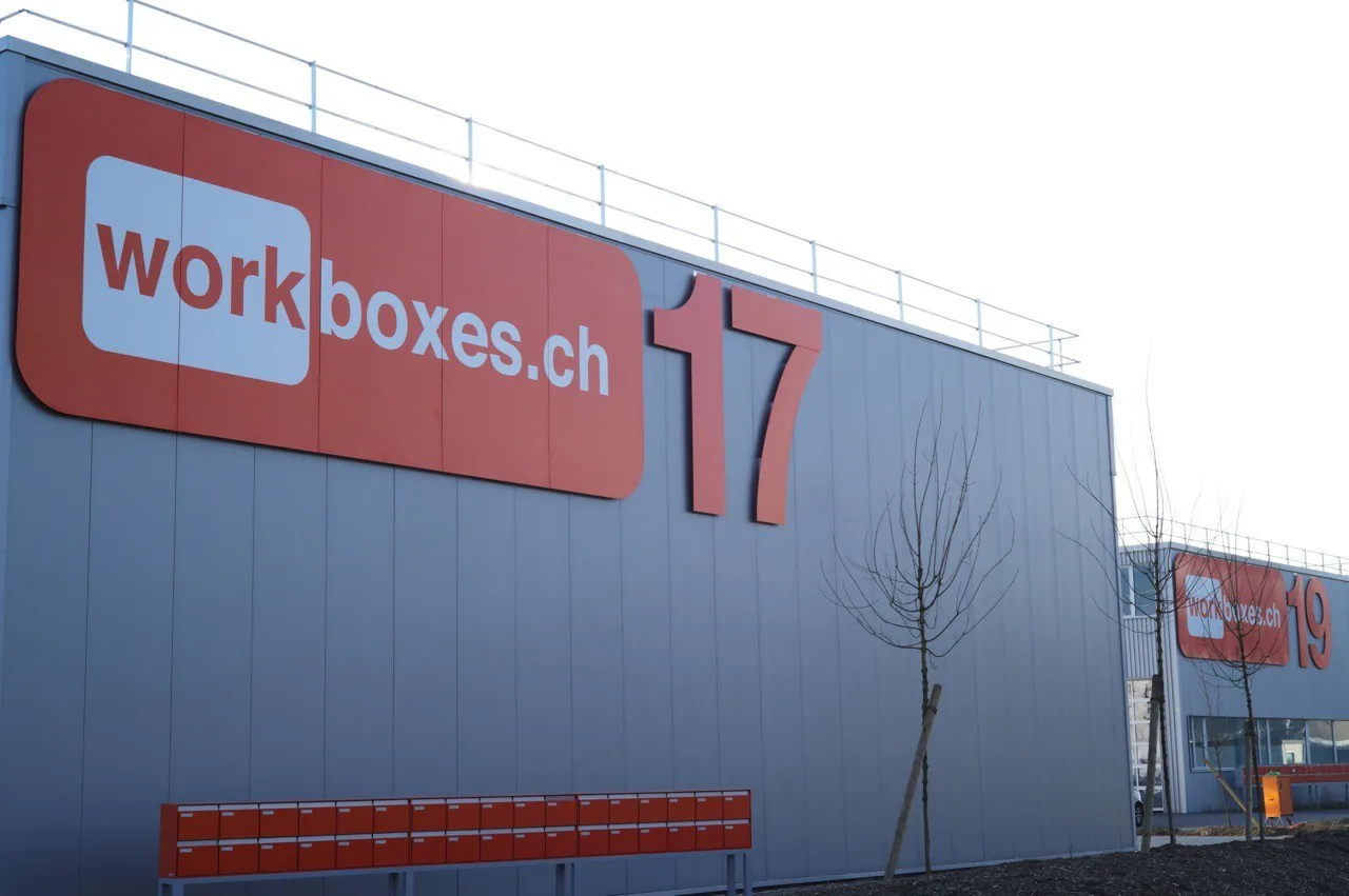 Modular Boxes at Prime Location