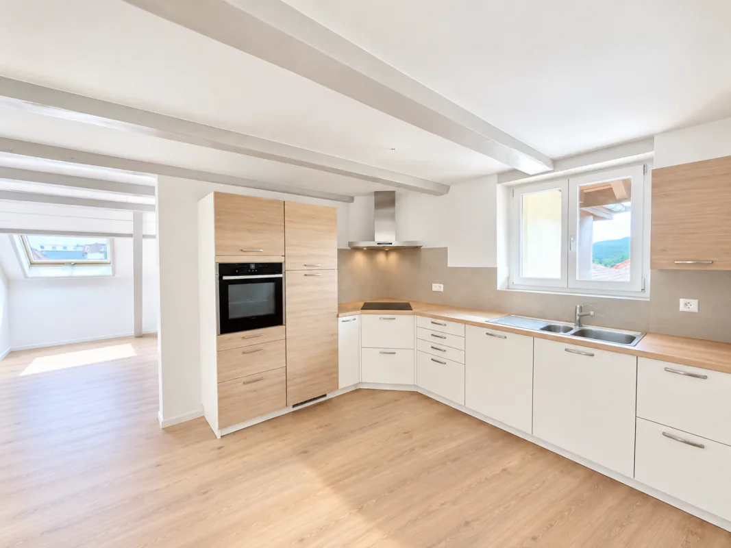 WOHNUNG MIT 4.5 ZIMMERN, VÖLLIG RENOVIERTE MIT TERRASSE UND TALBLICK