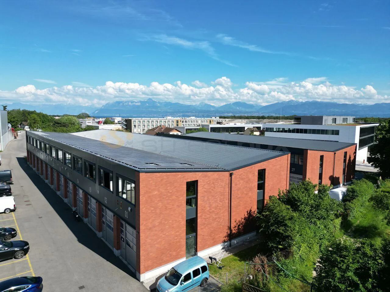Double Streetbox of 172m2 for rent! 4 parking spaces