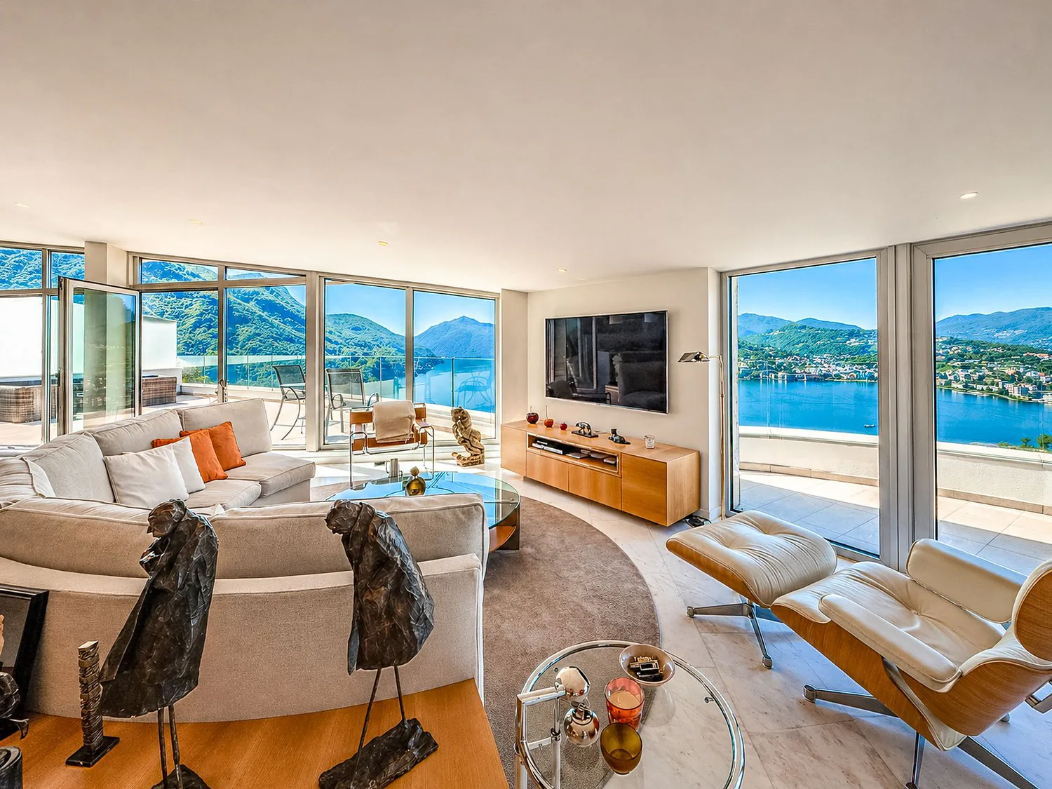 Luxury duplex apartment with lake view in Aldesago