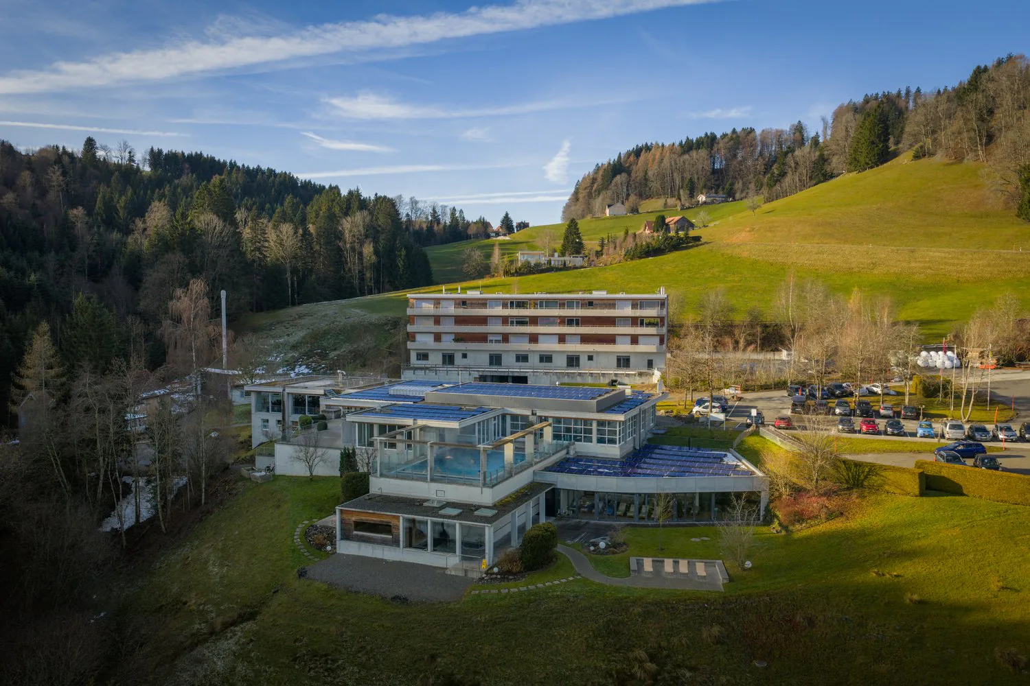 Appartamento eccezionalmente spazioso di 3,5 locali con 120 m², grande terrazza e 2 posti auto sotterranei