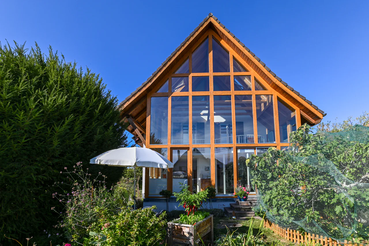 Freistehendes Einfamilienhaus mit gepflegtem Garten an optimaler Lage