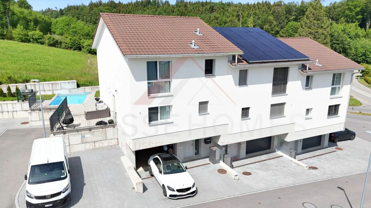 Feriengefühl im eigenen Zuhause - neuwertiges 5.5-Zimmer-Reihenhaus mit Pool & Garten