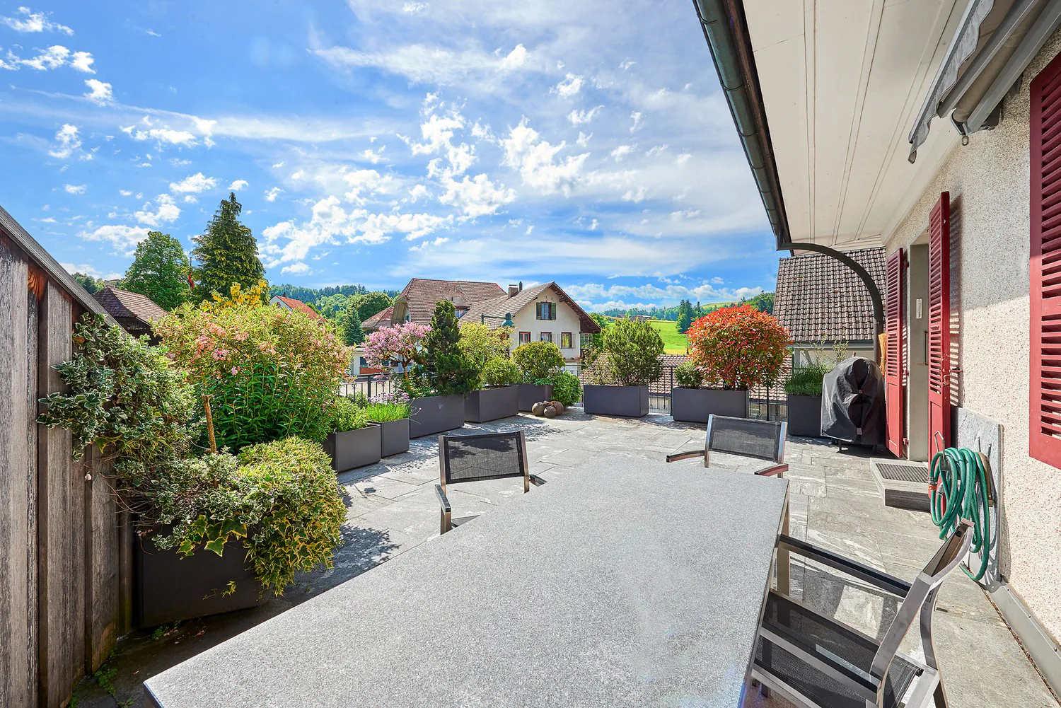 Appartement maisonnette avec grande terrasse, centre de Niederscherli