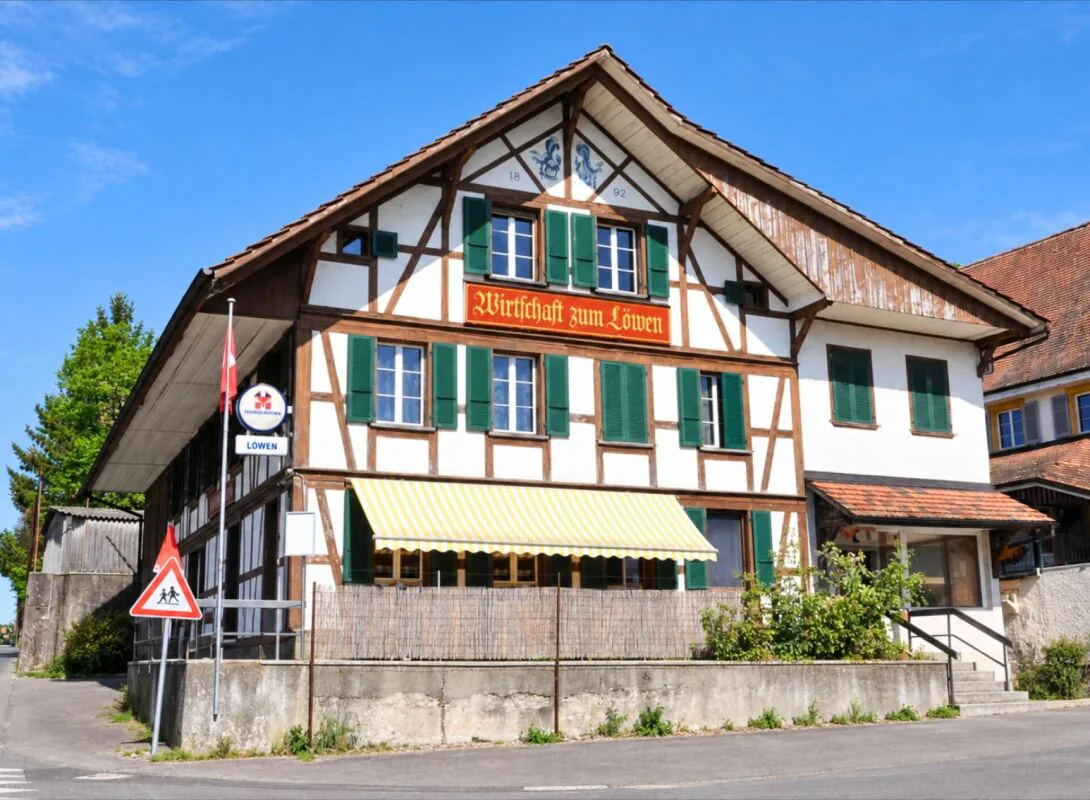 Wohnen, Gastgeben, Investieren - vielseitige Liegenschaft mit Restaurant & 2 Wohnungen