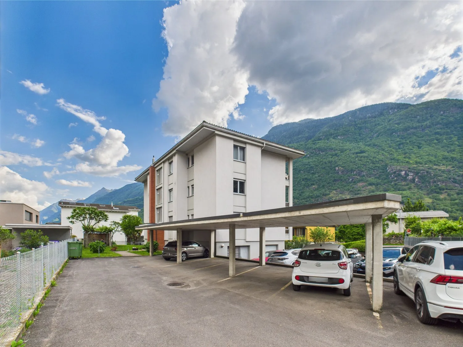 Spacious 4.5-room apartment with open view.