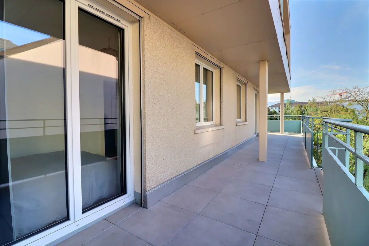 Appartement meublé avec grand balcon et vue dégagée sur la verdure