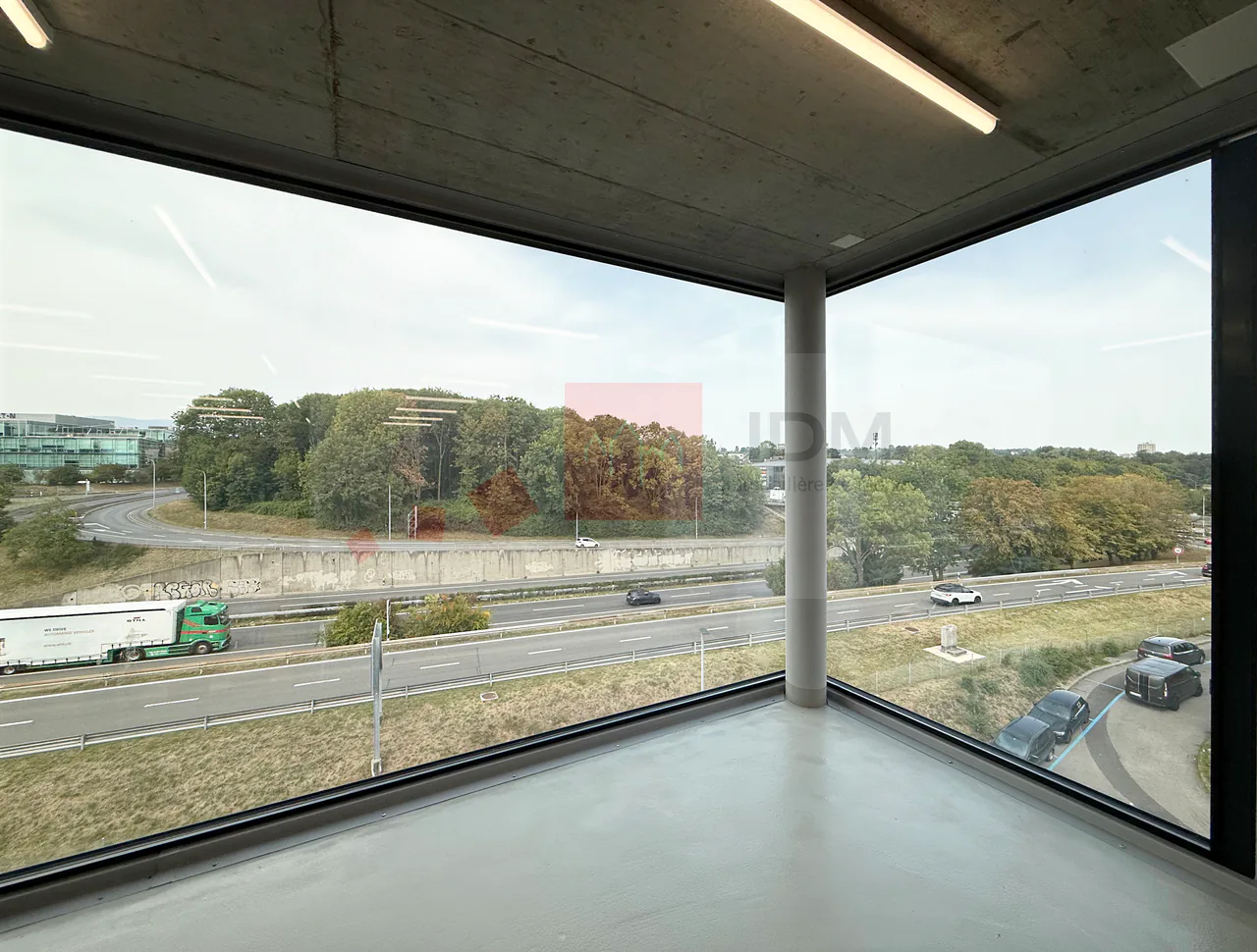 Exhibition space with exceptional visibility on the highway