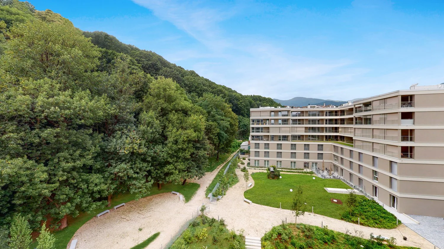 Living on a high level with terrace and private washing machine