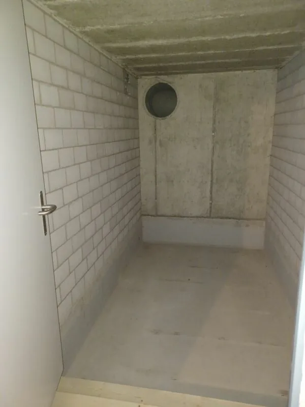 Room for rent without window for storage or DIY projects