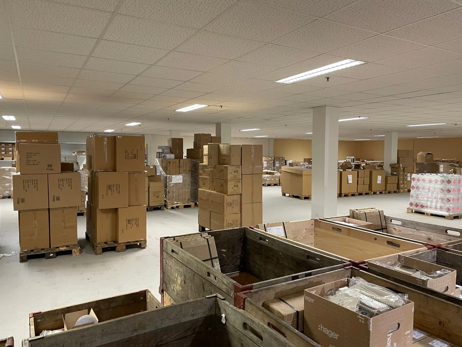 10,000 m² versatile commercial space in 2557 Studen/BE - Top prices