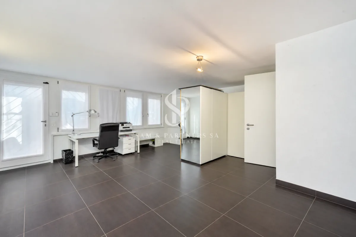 Contemporary villa with garden and development potential