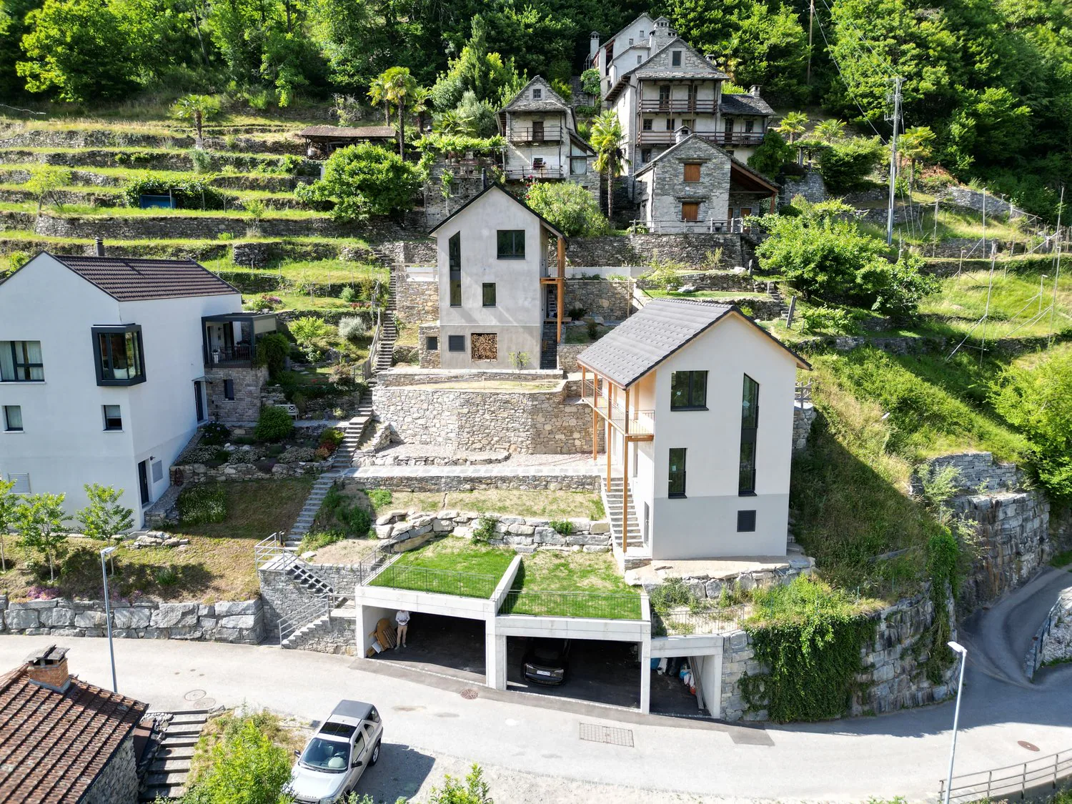 Single-family house with land and covered parking spaces