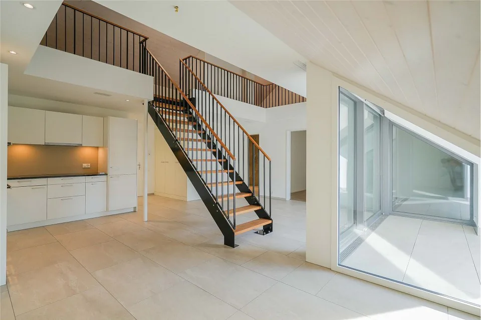 Calme et bien entretenu : appartement de 2,5 pièces en mansarde avec galerie (paiement WIR possible)