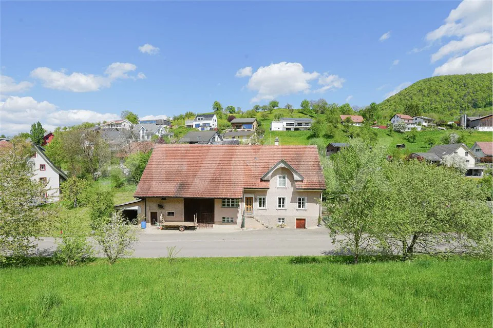 Vaste ferme habitable avec réserve de terrain constructible séparée
