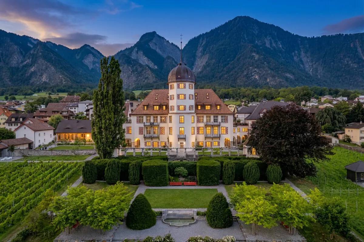 Zizers: stylish tower apartment with a view of the Grisons mountains