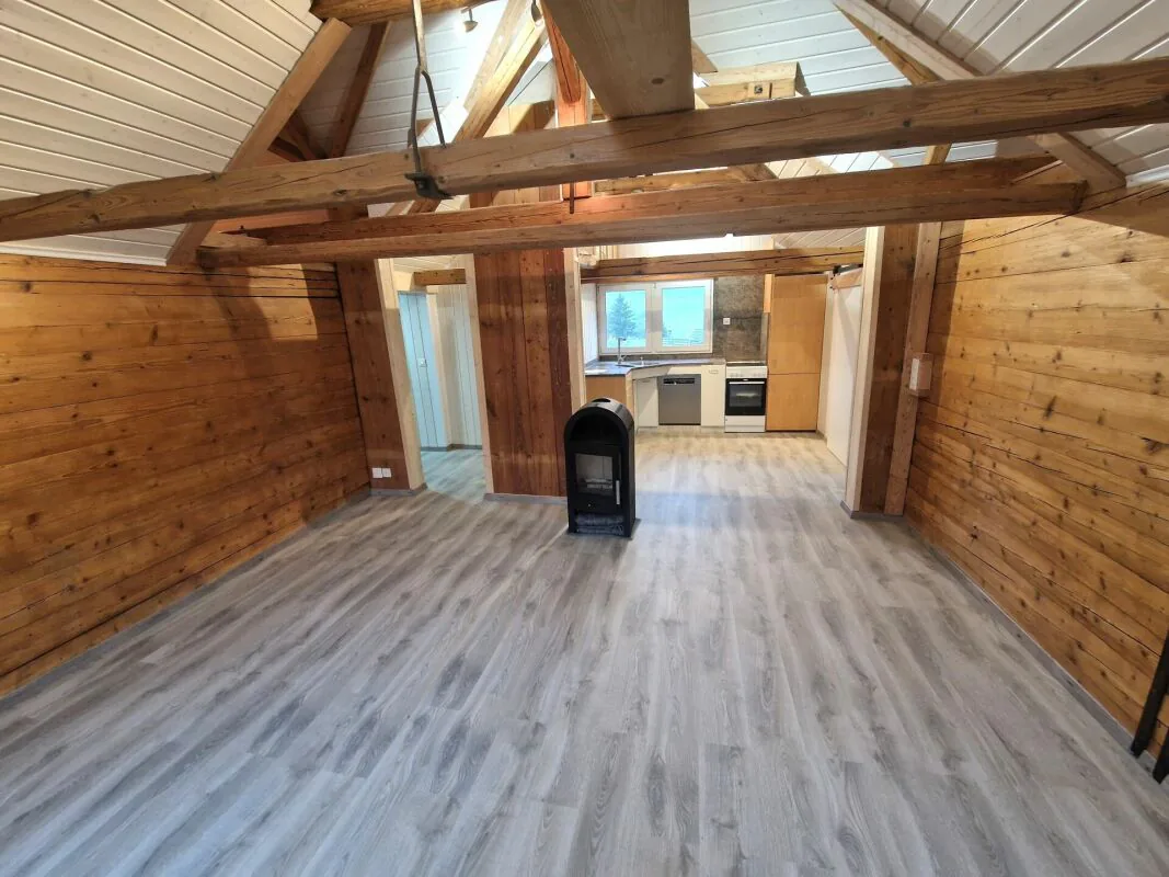 Appartement mansardé de 3,5 pièces, rénové avec cheminée