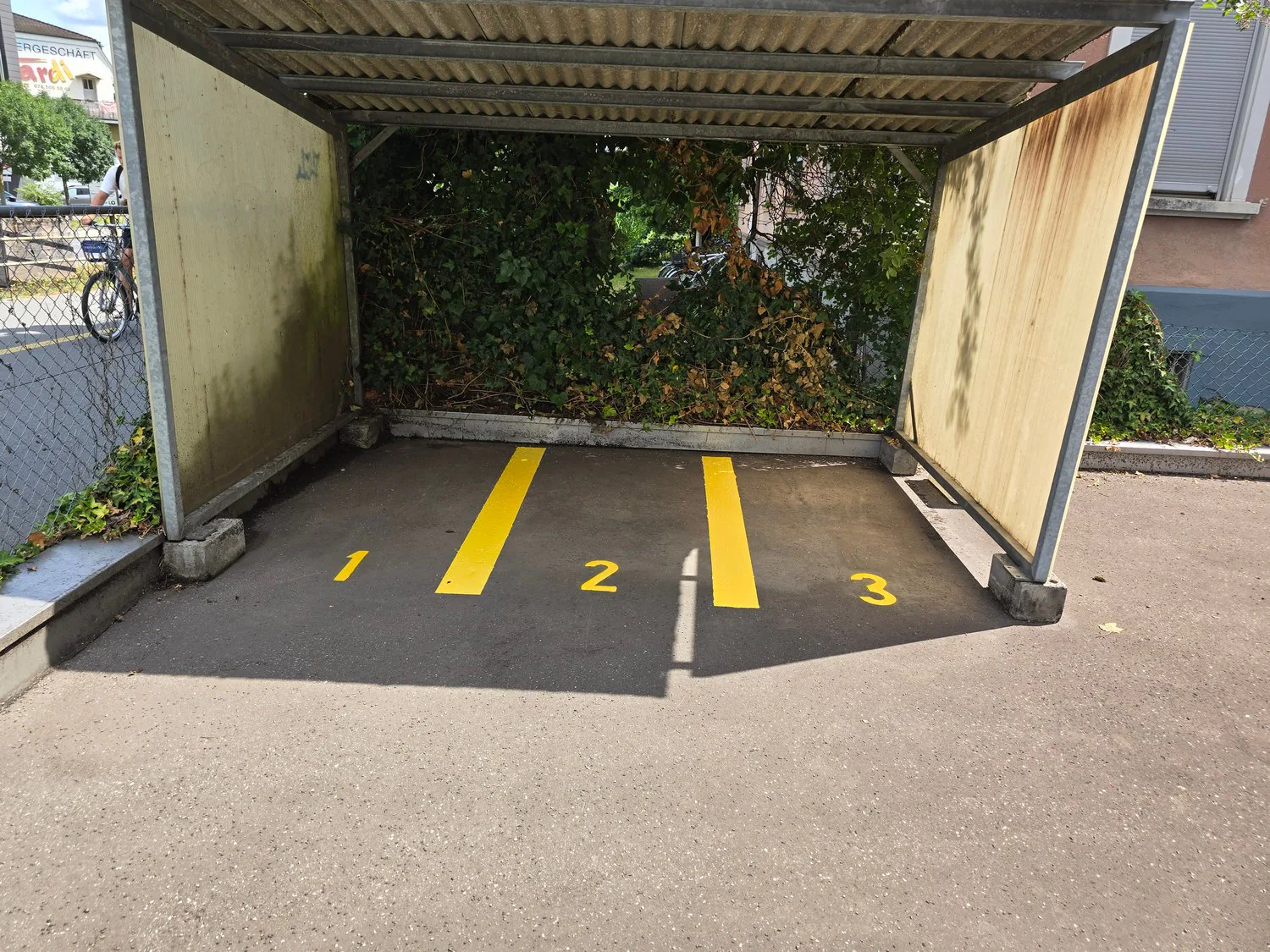 Motorradparkplatz Nähe Allmend