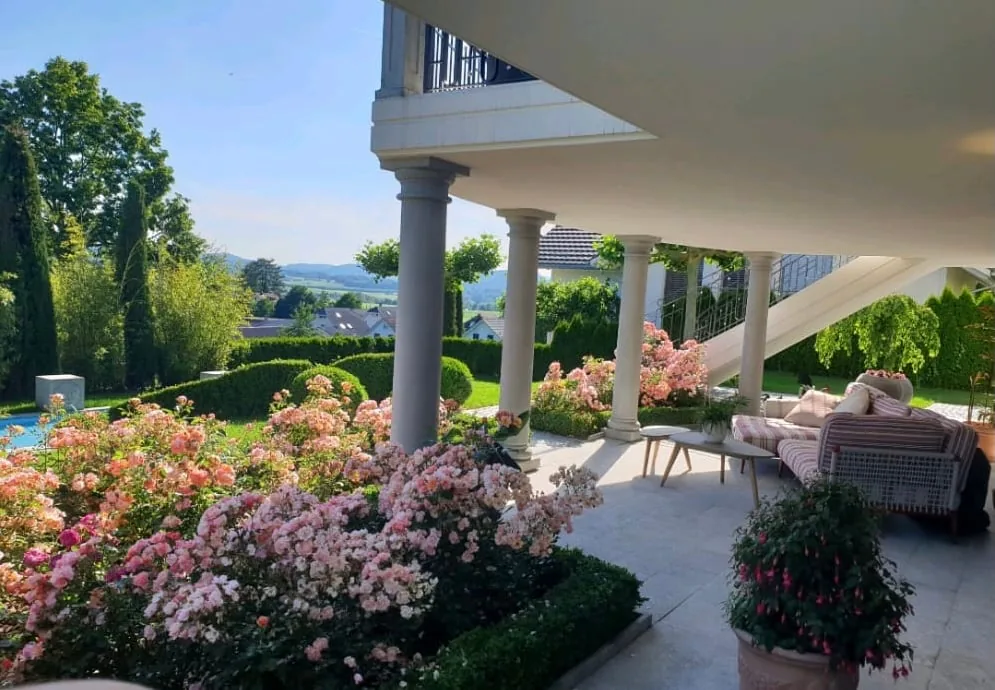 Exclusive 8.5-room villa with ornamental pond and mountain view in Stettfurt