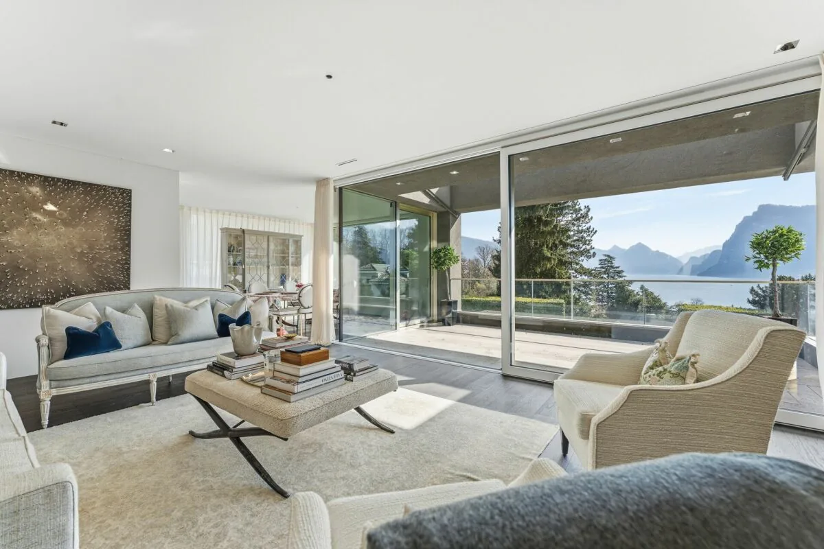 Perle au bord du lac : demi-maison mitoyenne exclusive de style villa
