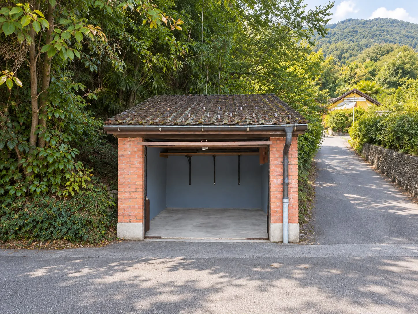 Zentrale Einzelgarage in Locarno-Monti – Sicherer Stellplatz an begehrter Lage
