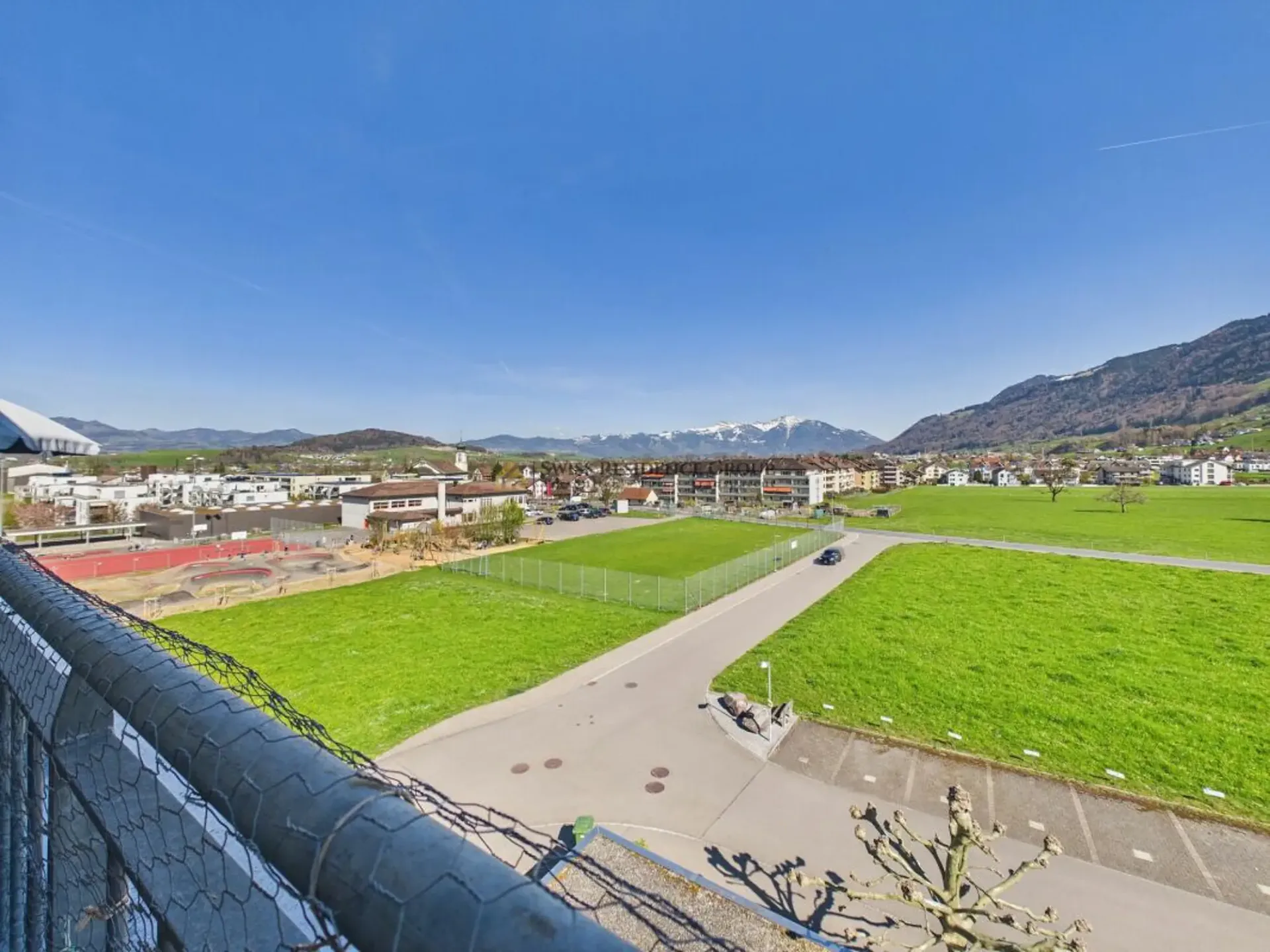 Helle Attikawohnung mit wunderschönem Ausblick auf die Berge