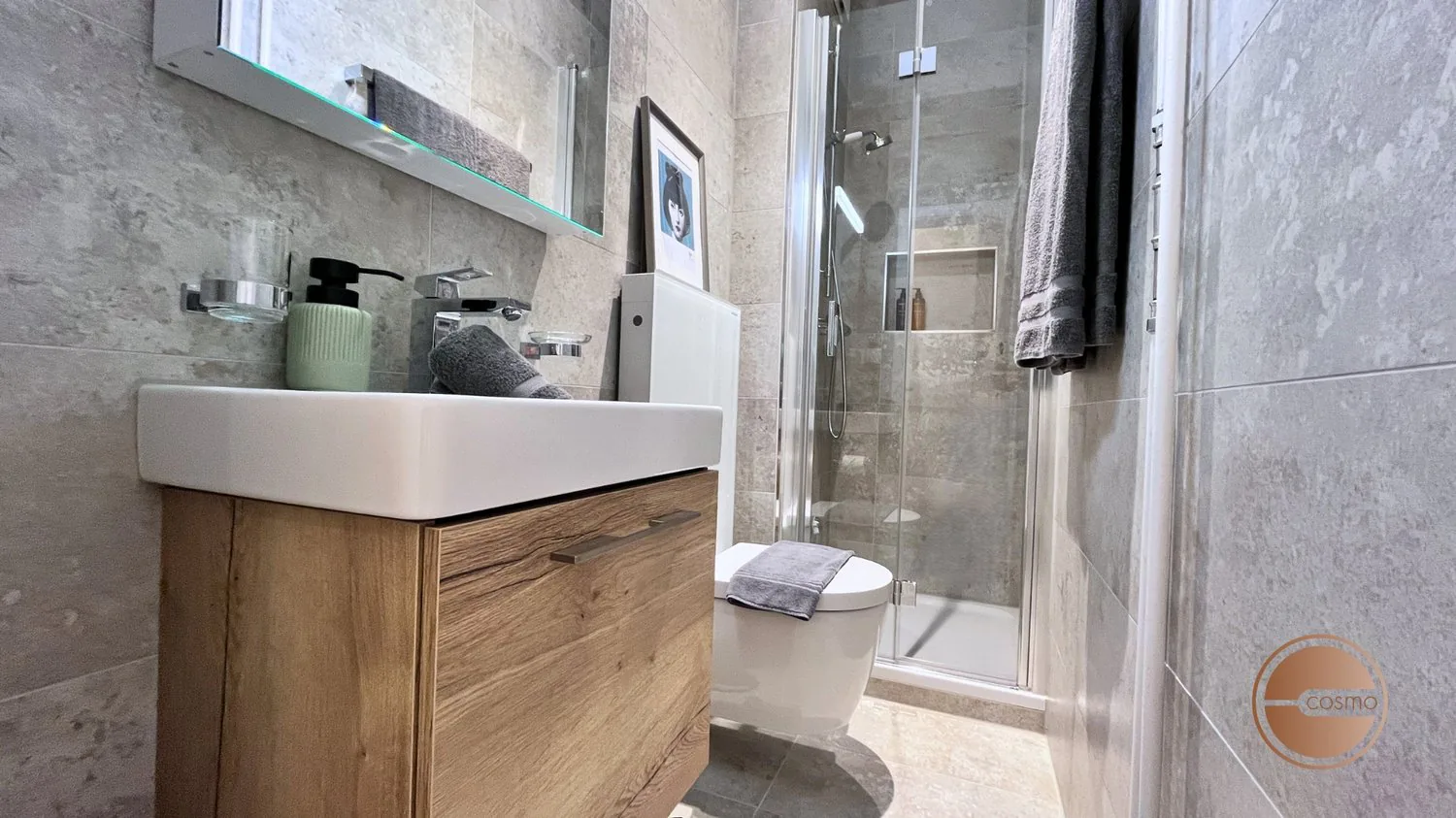 NEU! MODERNES 2-BEDROOM SERVICED APARTMENT / NEW! MODERN 2-BEDROOM SERVICED APARTMENT