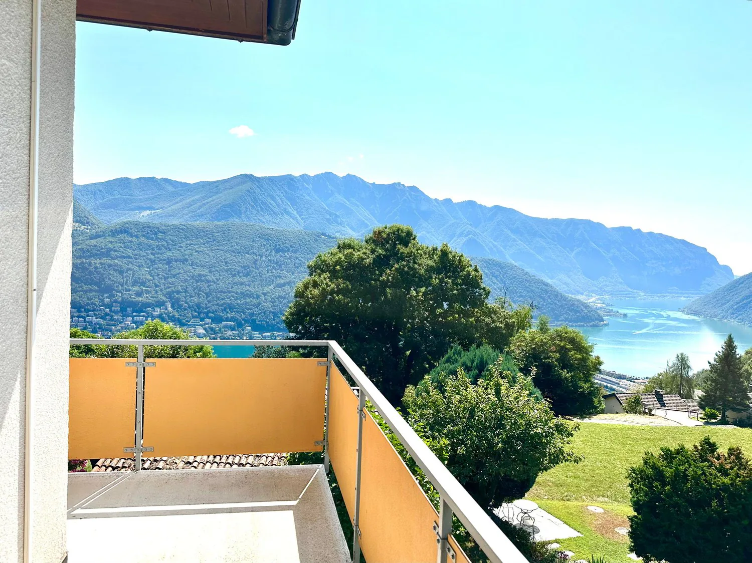 Elegant Attic of 3.5 Rooms with View of Lake Lugano