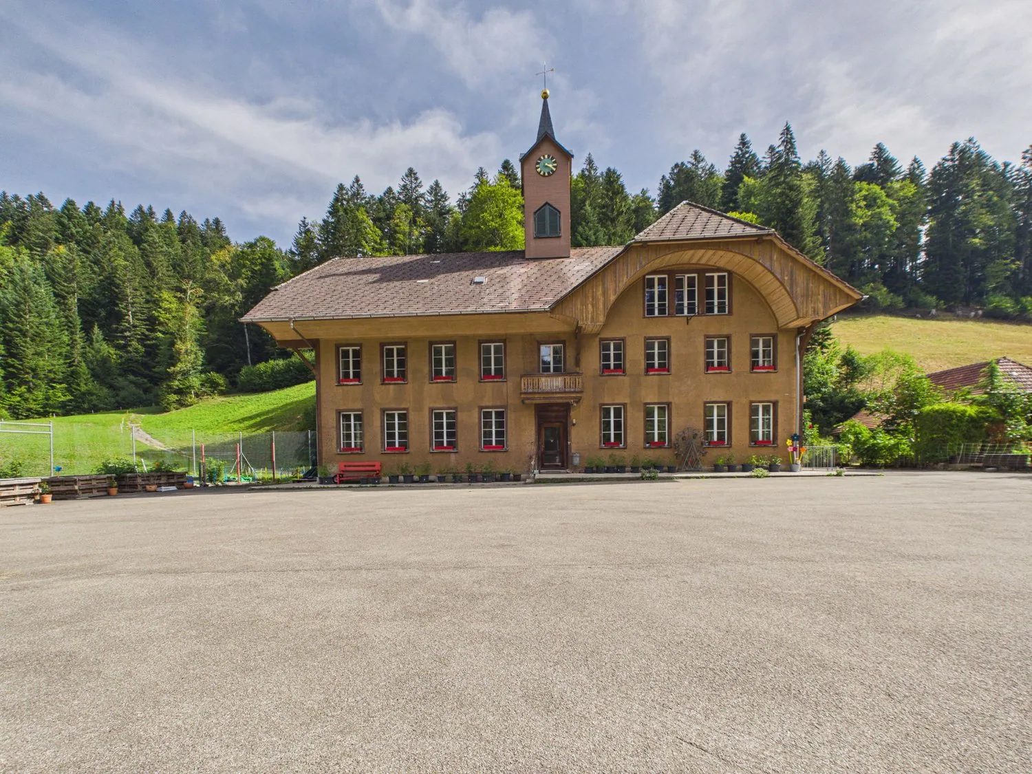 Unique estate in Emmental - privacy guaranteed, 443 m² living space and room for generations