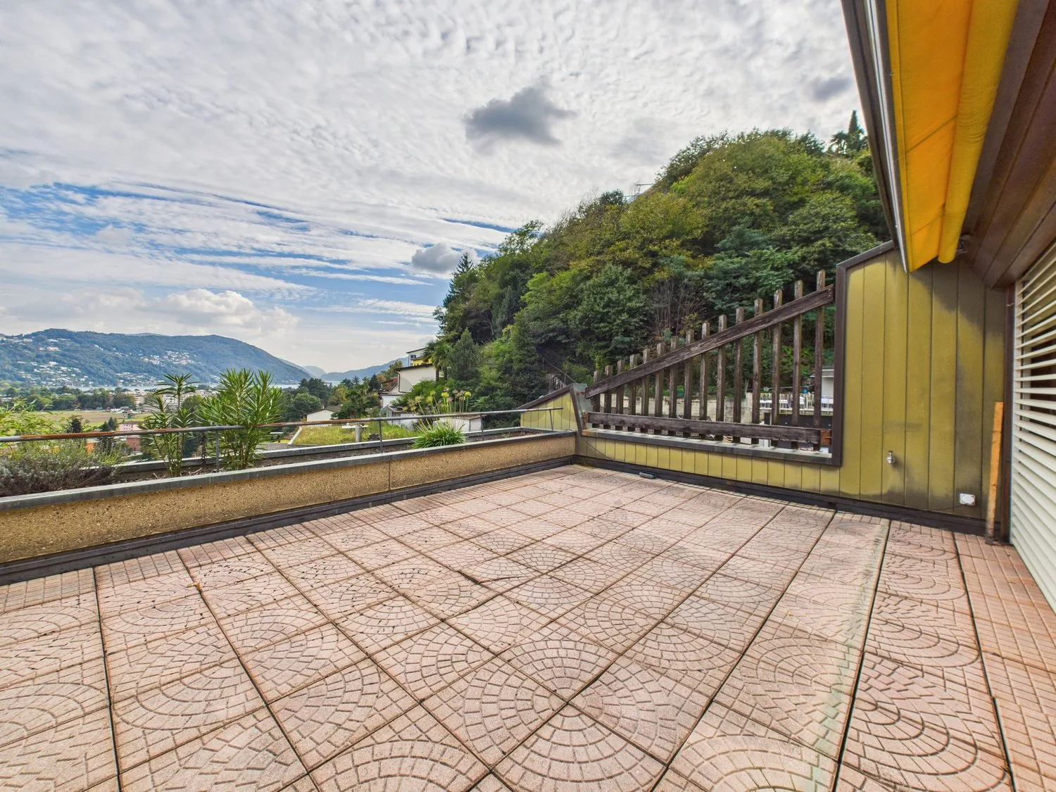 The perfect house for the family: space, light and panorama (lake view)