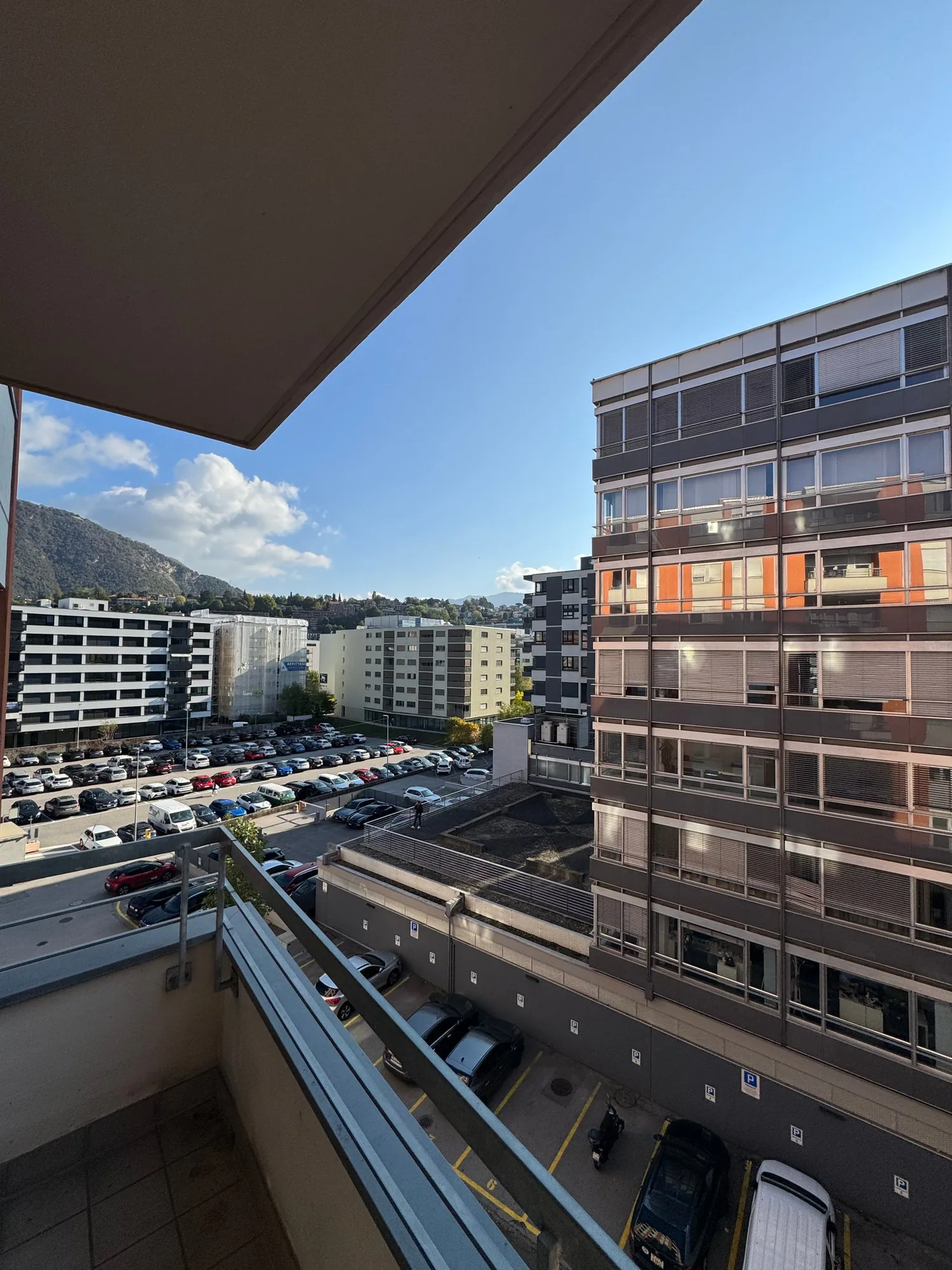 Bright apartment with 2 1/2 rooms, balcony and mountain view in Chiasso