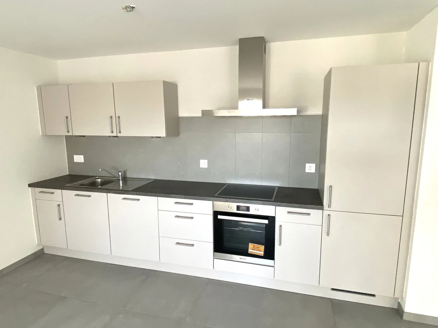 Beautiful rental building in perfect condition with 12 apartments and 1 commercial space rented