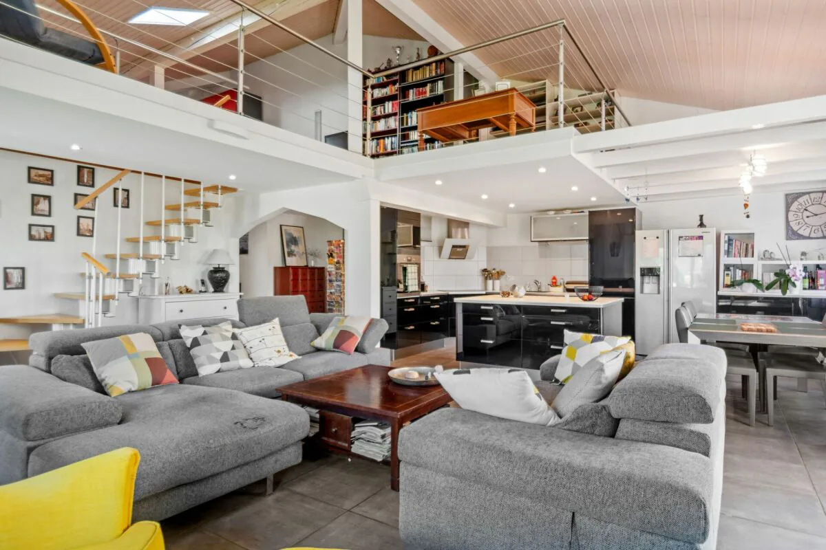 Dombresson, prächtiges Doppelhaus von 4.5 Zimmern im Dachgeschoss, Garage, Parkplatz