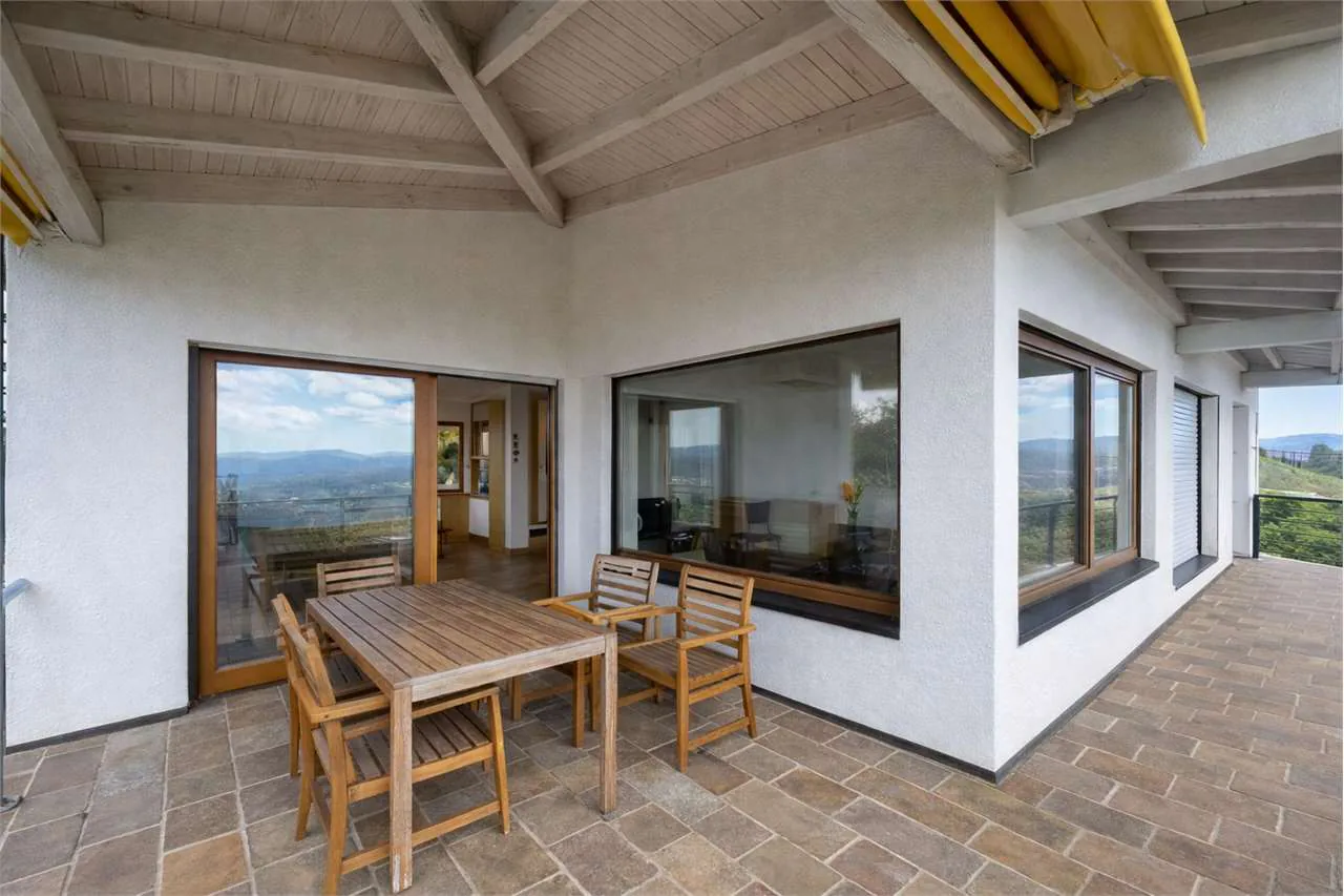 Casa bifamiliare con vista imprendibile a Besazio