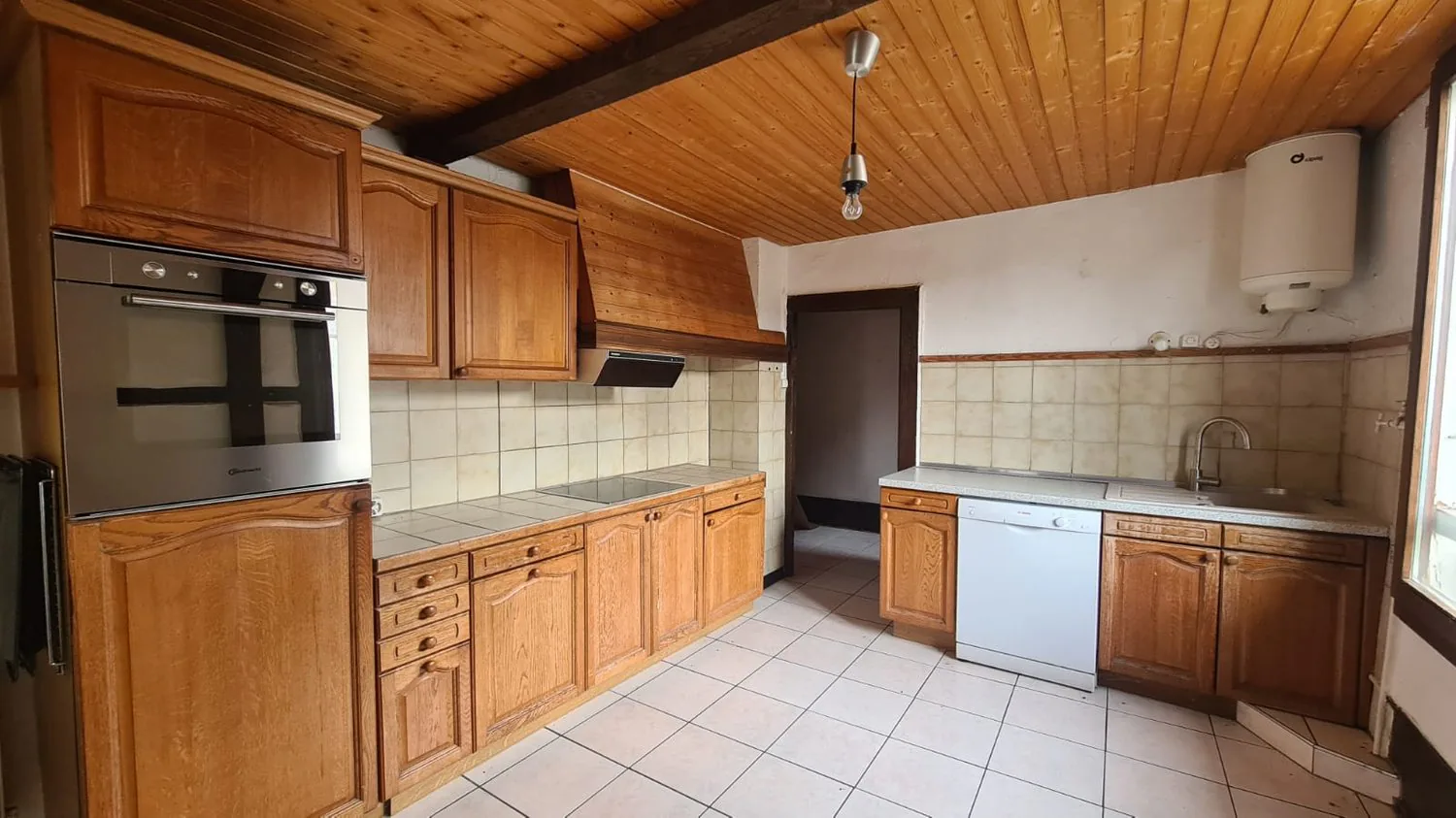 Spacious 6.5-room apartment with balcony in Porrentruy