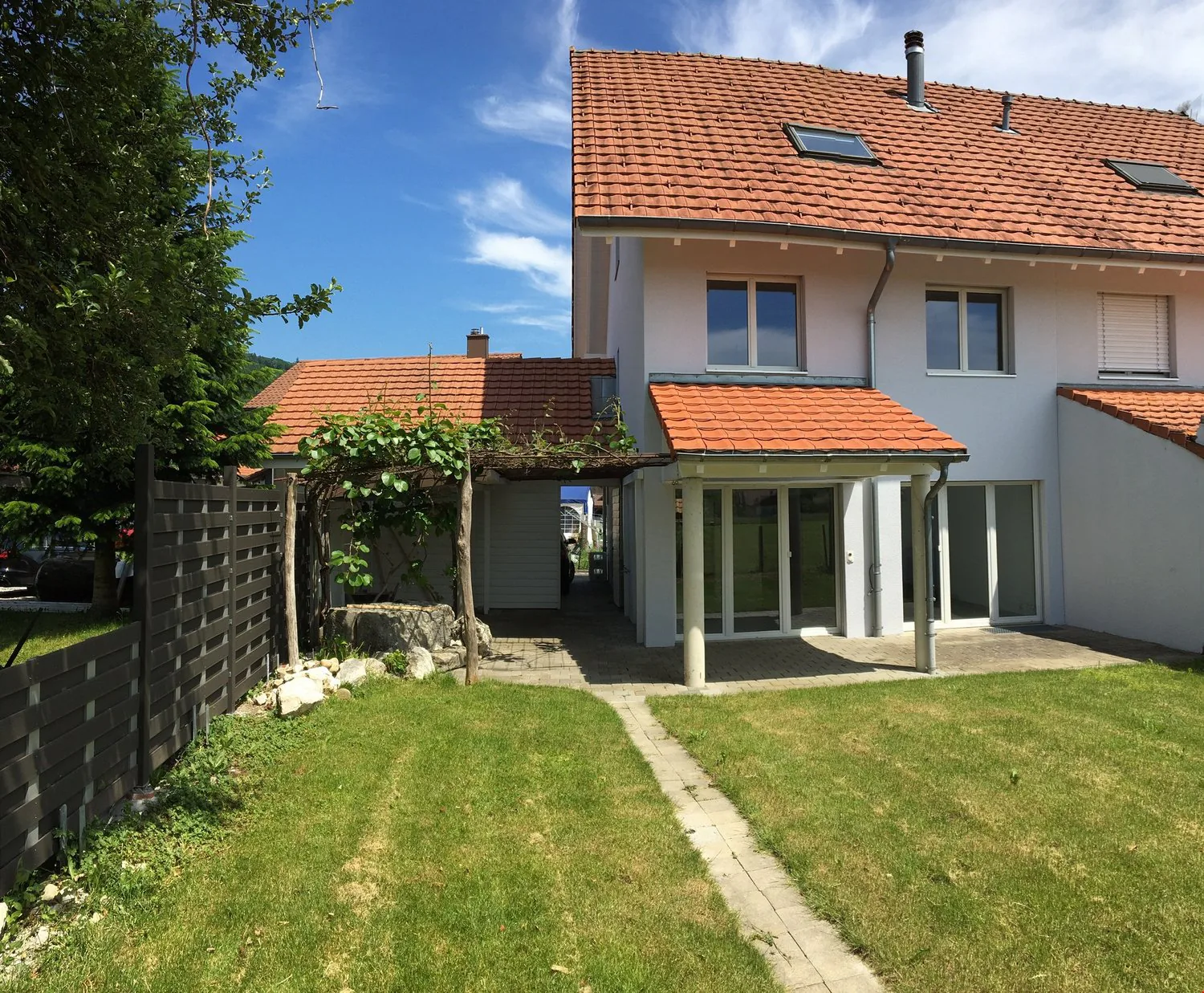 5.5-room DEFH with large garden and car shelter