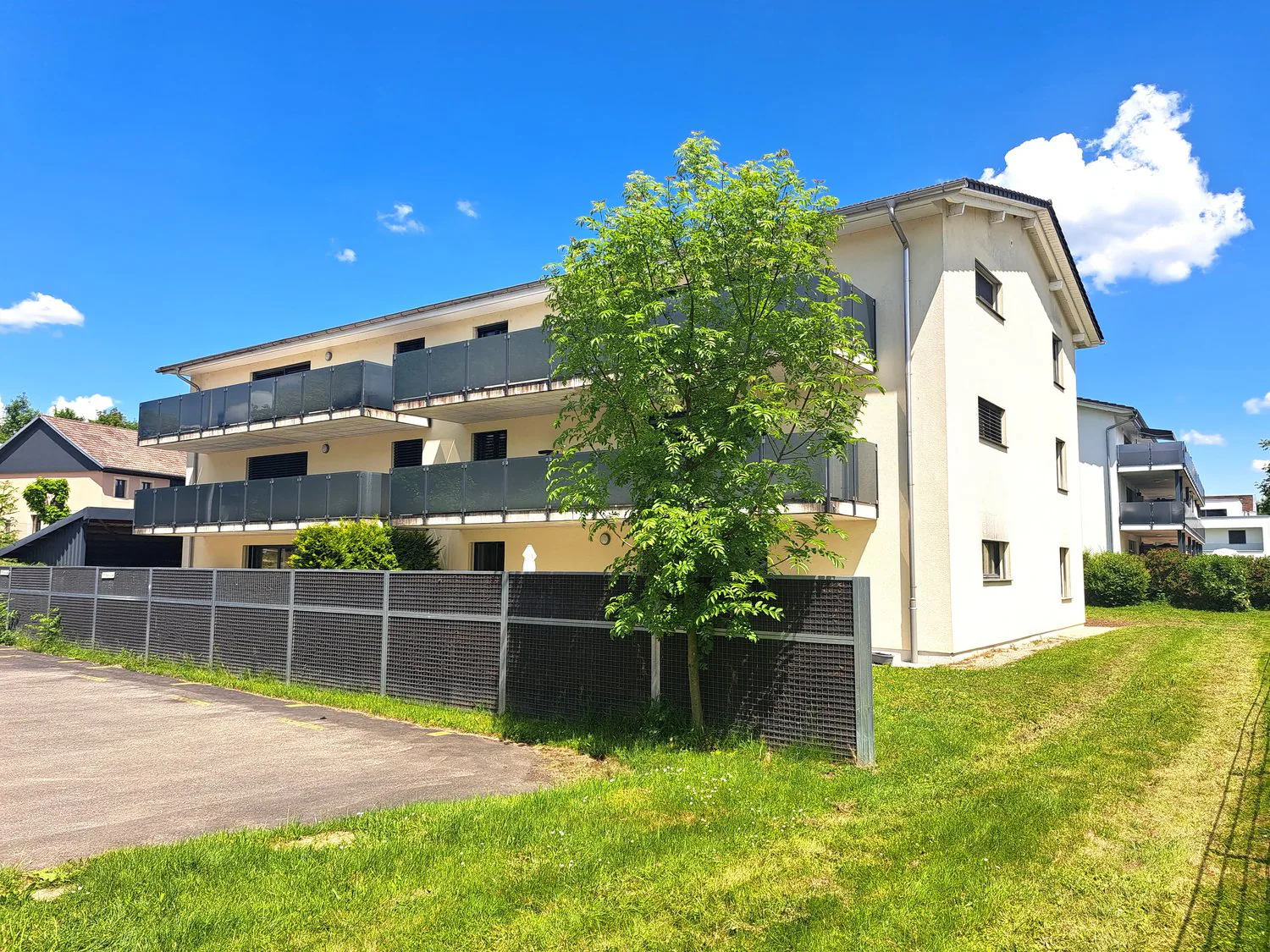 Beautiful and recent building with rental income in excellent condition of 6 apartments with 4.5 rooms for rent