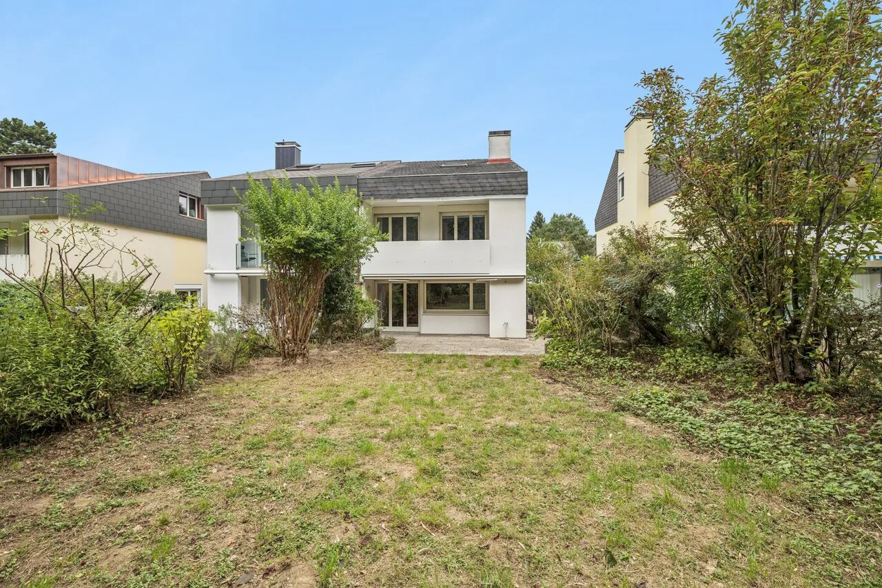 Dream Home on the Edge of the Forest: 5-Room Semi-Detached House in Bottmingen