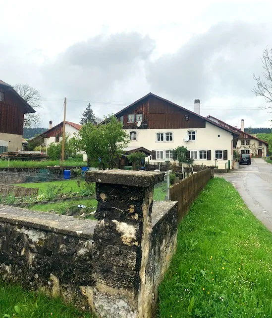 2127 Les Bayards/NE Sale of a Neuchâtel farmhouse with barn and chalet