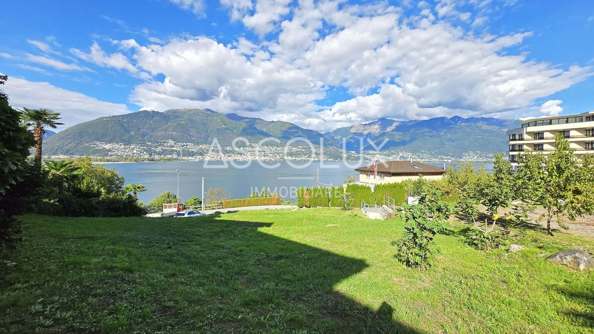 Building plot with panoramic view of Lake Maggiore