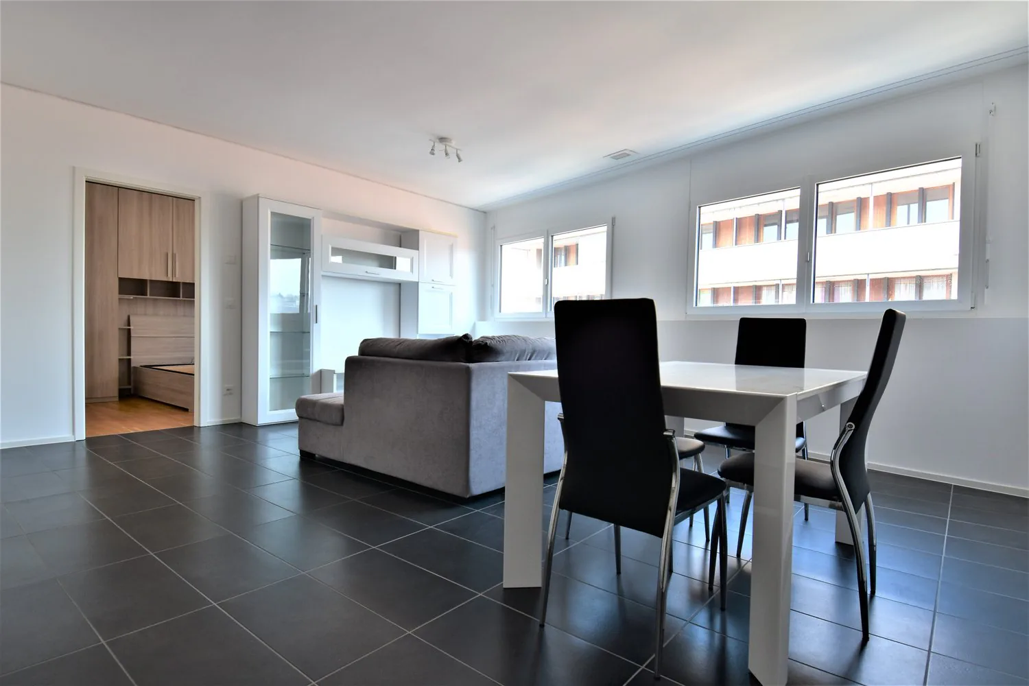 Modern and well-finished, FURNISHED and 1st month's rent NET FREE