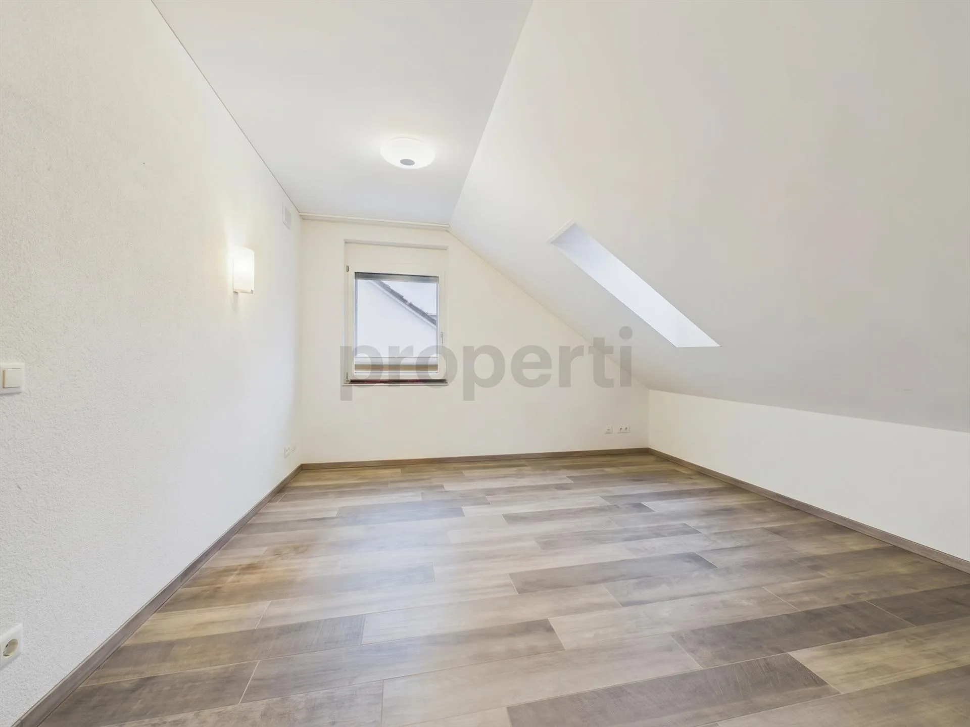 Grosszügige Terrasse (25 m²), Reduit mit Waschturm & Rollstuhlgängig in Schneisingen!