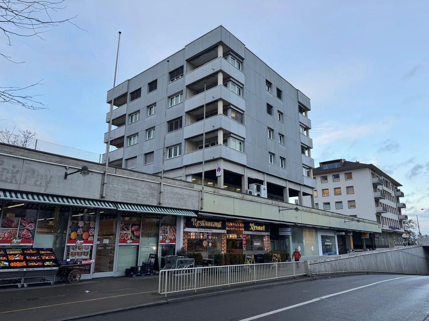 3-room apartment directly at the train station. Viewing 18.09.26 13:30-14:30